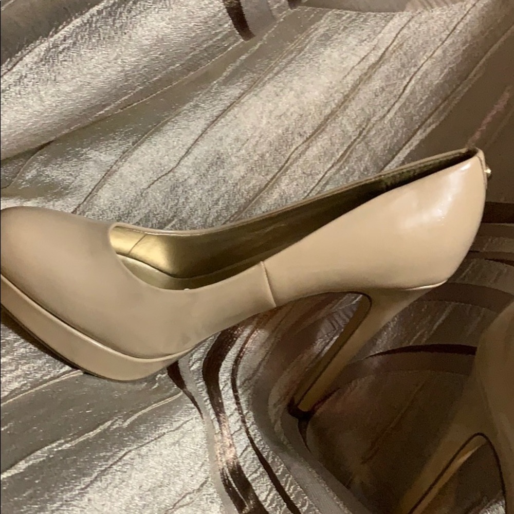 Shoes - Picture 2 of 7